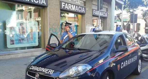 Ruba cosmetici in farmacia e aggredisce i vigilantes