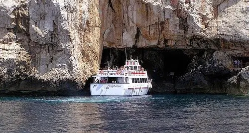 Il traghetto per le Grotte di Nettuno contro l'Isola di Foradada: 2 feriti