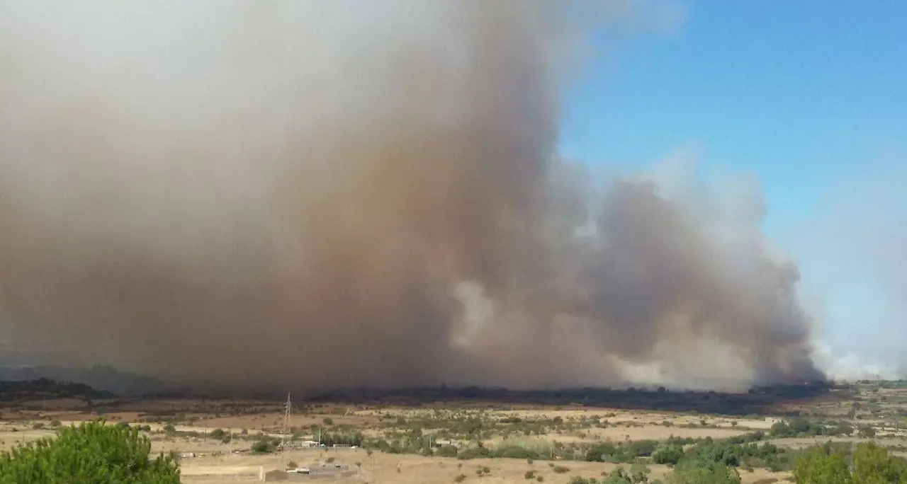 Inferno di fuoco in Planargia. È caccia agli incendiari: in diversi punti dell'area colpita sono stati trovati gli inneschi