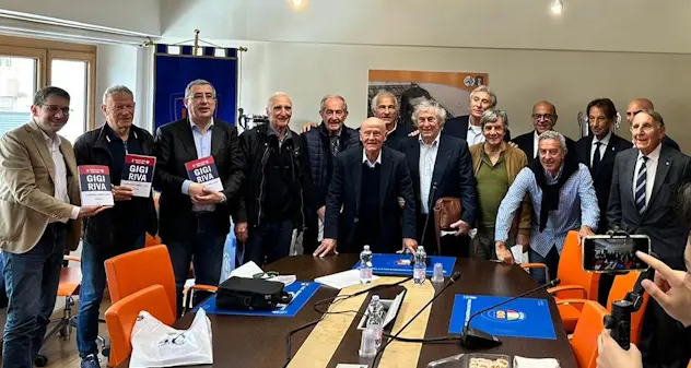 Gigi Riva: vita, aneddoti e curiosità in un libro sulla leggenda del Cagliari
