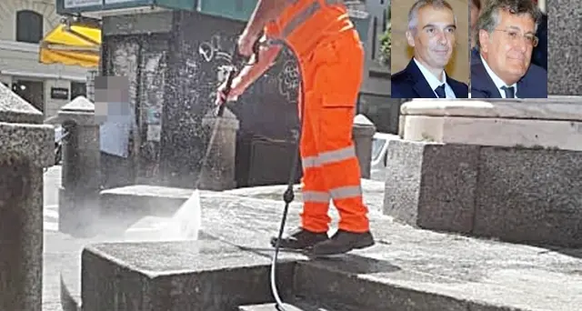 Largo Carlo Felice, pulizia straordinaria sui gradoni della statua di fronte a piazza Yenne