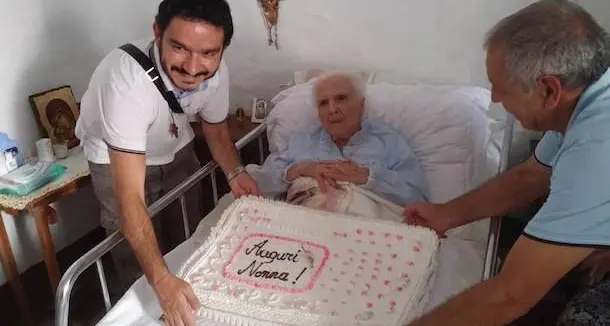 Circondata dall'affetto dei familiari nonna Antonia festeggia i 100 anni