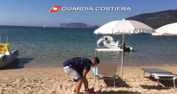 Blitz della Guardia Costiera: sequestrati ombrelloni e lettini in affitto sulla spiaggia libera