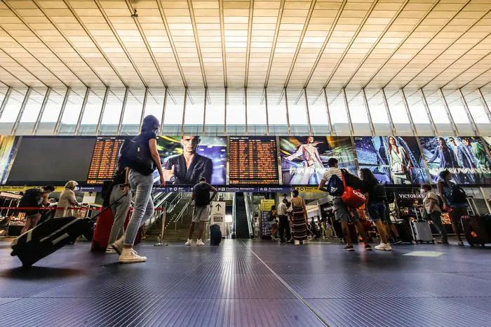 Viaggiatori in transito alla Stazione Termini, Roma, 2 agosto 2020. ANSA/FABIO FRUSTACI