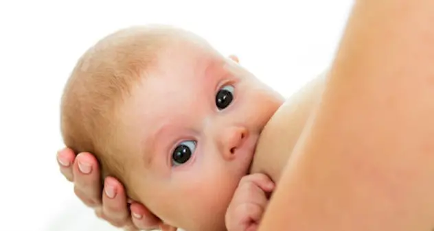 Coronavirus, Oms: \"Madri positive continuino ad allattare\"