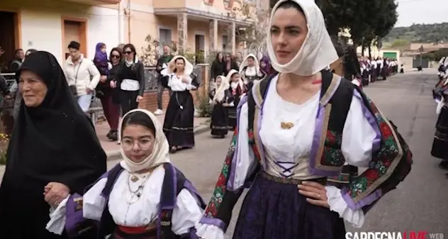 Ottana. “Chentu Istellas”, il 25 aprile la sfilata delle donne in abito tradizionale