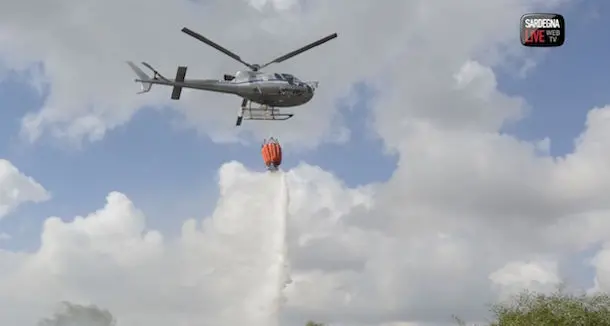 Incendio divampa ad Alghero: le fiamme si sono sviluppate velocemente a causa del vento