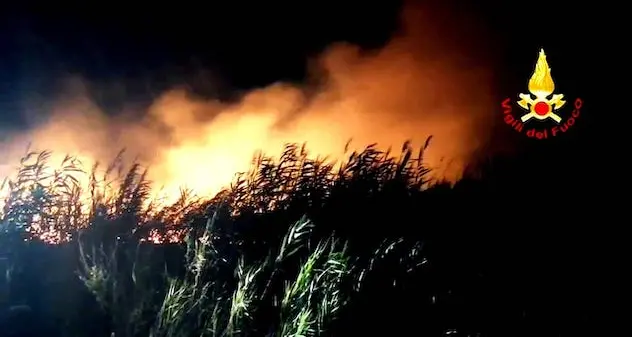 Incendi: notte di lavoro nell’hinterland cagliaritano per i Vigili del fuoco