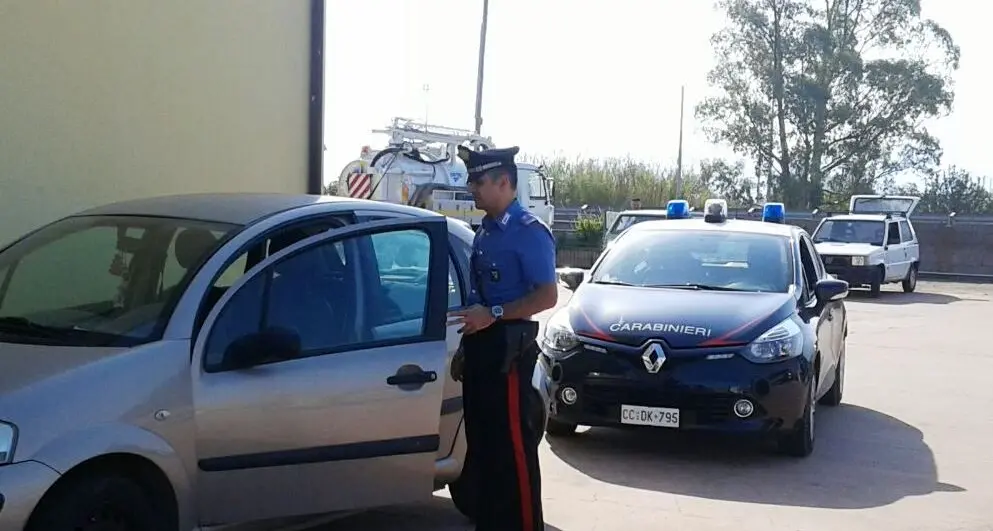 Tentava di rubare oggetti da un'auto: 50enne colto in flagrante arrestato dai Carabinieri