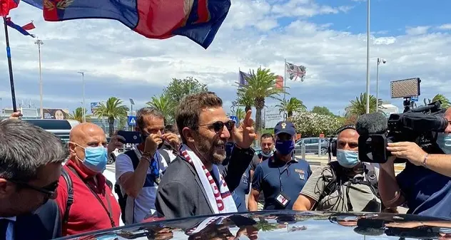 Di Francesco è sbarcato a Cagliari, selfie con i tifosi