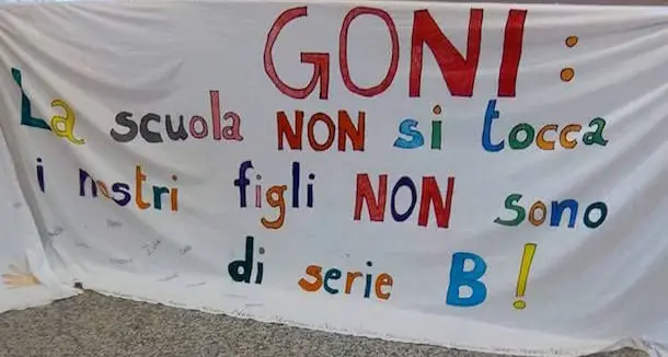 Scuola Goni soppressa, quarto giorno di protesta, i genitori: \"Siamo stati abbandonati dalle istituzioni\"