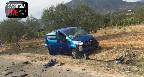 Scontro frontale tra due auto: feriti i conducenti