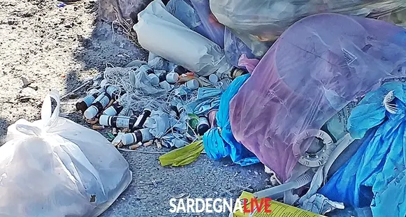 Le boccette di metadone? Anche quelle tra i bustoni della discarica a cielo aperto in viale La Playa