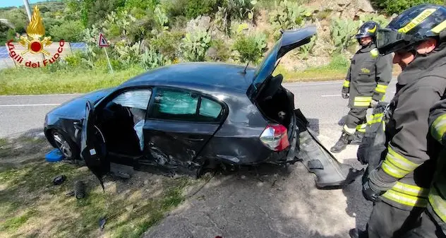 Olzai. Due auto si scontrano all’uscita di una curva, un ferito