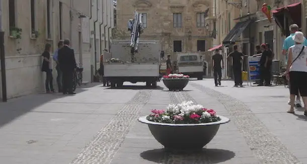 Fioriere e panchine per il decoro urbano