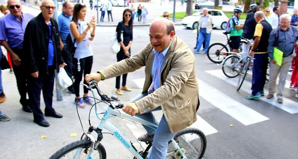 Il sindaco di Sassari Nicola Sanna inaugura la pista ciclabile delle polemiche