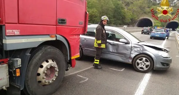 Incidente sulla Statale 131 DCN: un'auto finisce contro un camion. Ferita una 60enne di Siniscola