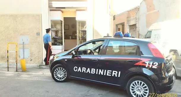 Rapina una gioielleria con la pistola giocattolo: malvivente in fuga con mille euro di preziosi