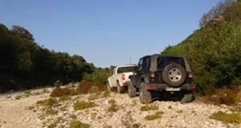 Parcheggio selvaggio a Cala Sisine