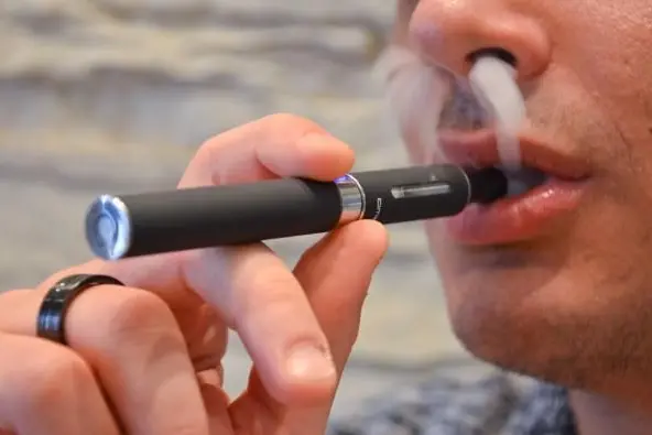 smoking, fumo elettronico, uno dei nuovi negozi aperti in via san Vincenzo