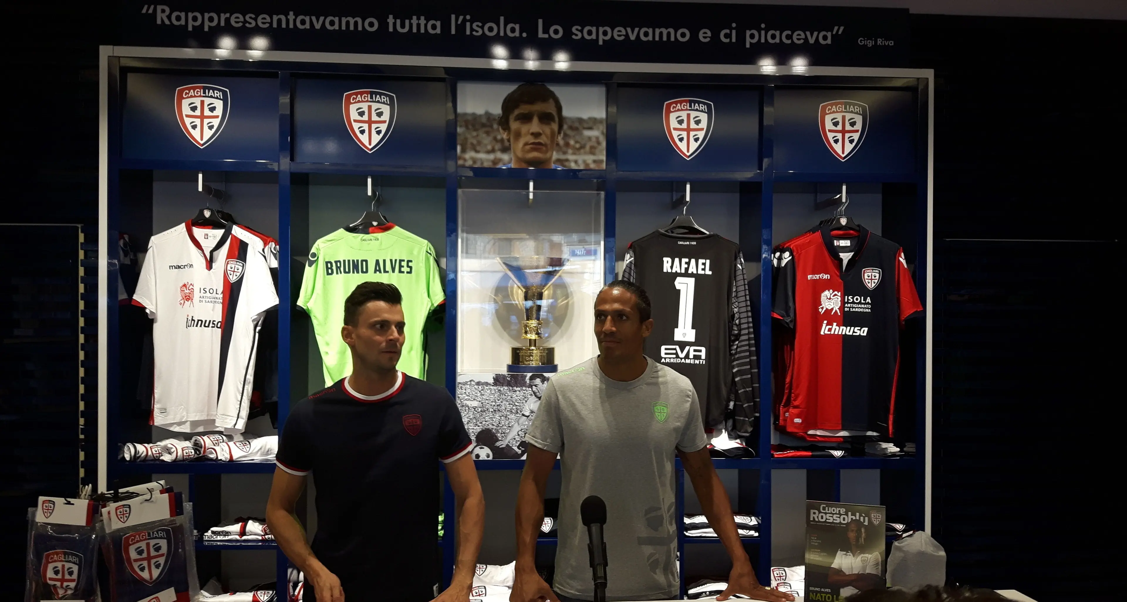 Cagliari, Bruno Alves e Rafael incontrano i tifosi. ''Col Crotone solo i 3 punti''