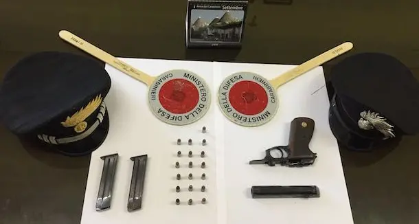 In casa una pistola e munizioni: denunciato 53enne