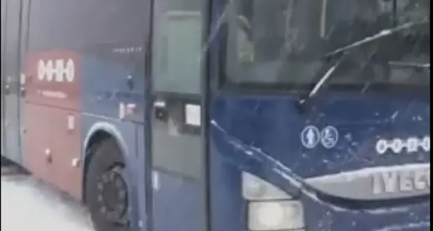 Bus dell'Arst bloccato dalla neve sulla Sp 7 a Desulo