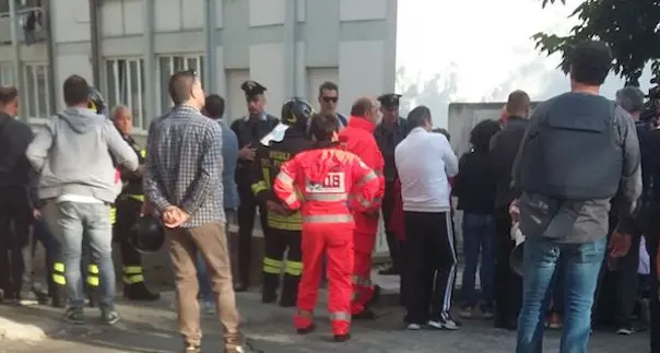 Minaccia di farsi esplodere con alcune bombole di gas: dopo un paio d'ore l'uomo ha desistito