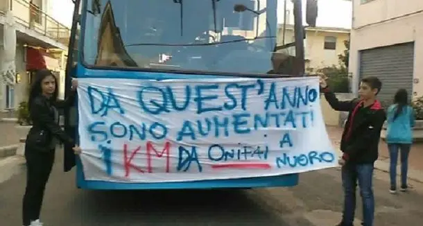 Blocco dei pullman a Orosei e Irgoli. Gli studenti della Baronìa in protesta