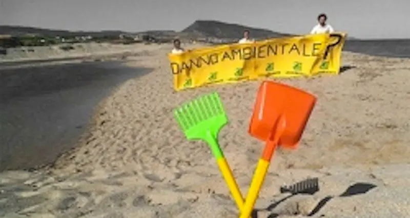 Valledoria. Giochi in spiaggia con paletta e secchiello. Denunciati i genitori per danno ambientale