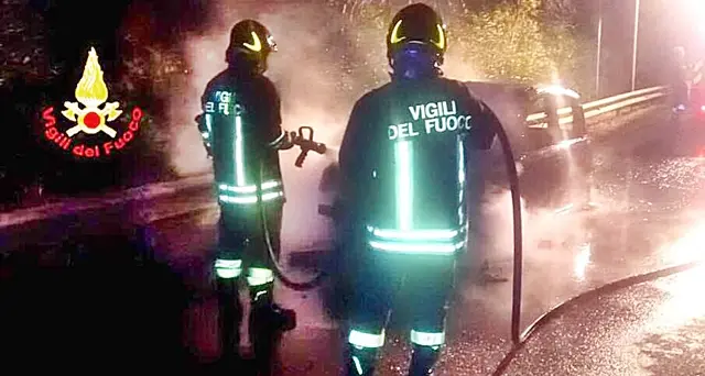 Rogo su un’auto abbandonata sulla 130: sul posto i Vigili del Fuoco