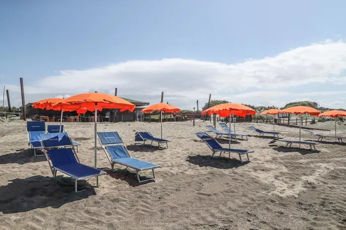 Deck chairs and umbrellas are seen on the beach of Capocotta, near Rome, Italy, 12 May 2020. Premier Giuseppe Conte\\'s government has agreed to demands from Italy\\'s regions for an acceleration of phase two of the coronavirus emergency. As a result, regional governments will be able to give the OK for bars, restaurants, hairdressers, barbers and beauty parlours to open from 18 May. According to the government\\'s previous plan, these outlets were not to be allowed to open until 01 June. ANSA/ EMANUELE VALERI