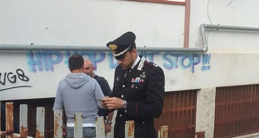 Uomo si barrica in casa e minaccia di far saltare in aria la bombola del gas