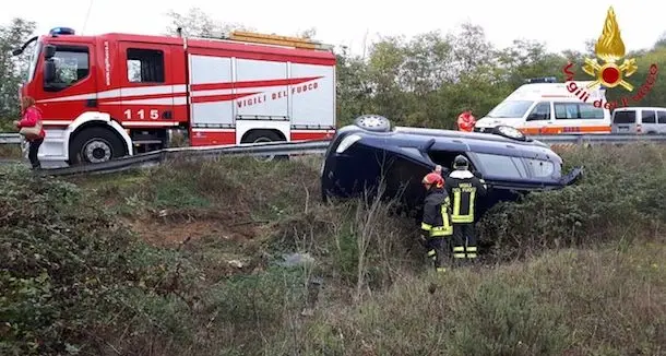 Incidente all'ingresso di Nuoro, auto esce di strada e si ribalta: coinvolte madre e figlia