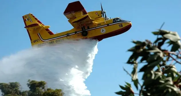 Vasto incendio a Sarroch, evacuate case di campagna