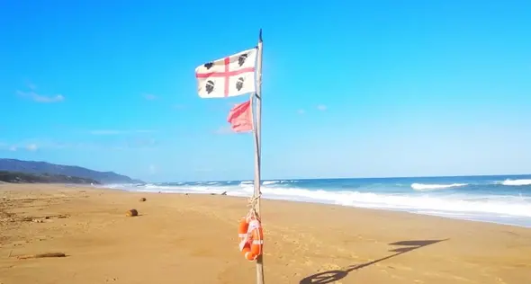 Dramma sfiorato in mare, nudista si tuffa nonostante il pericolo delle onde e rischia di annegare
