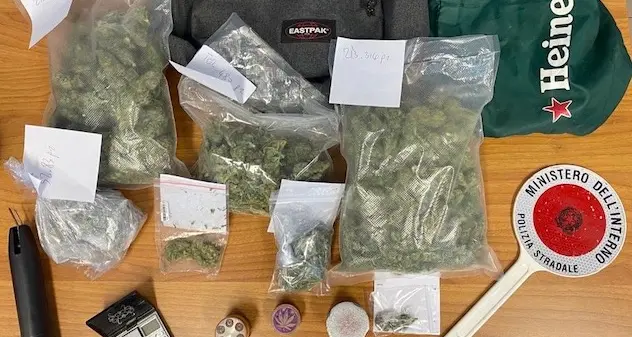 Nuoro. Polstrada ferma auto per un controllo: giovane trovato con oltre mezzo chilo di marijuana