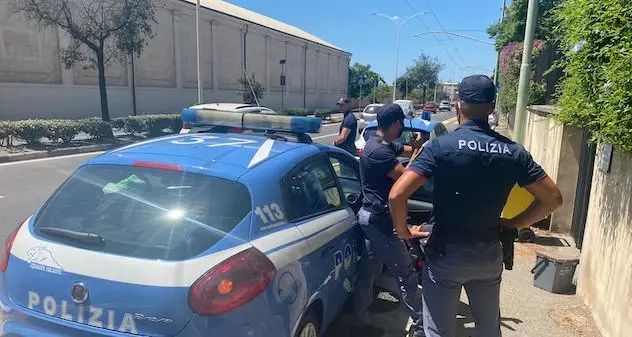 Cagliari. Un uomo si barrica in casa e minaccia atti di autolesionismo