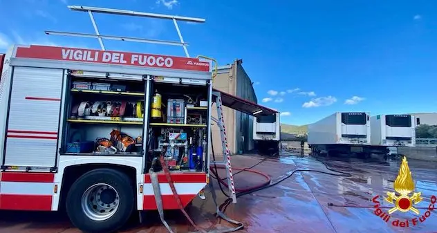 Olbia. In fiamme rimorchio frigo nella zona industriale