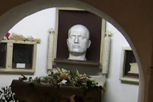 Predappio \\nBuongiorno, come da accordi tra Marlon Pellegrini e Francesco Gallo, faccio invio in allegato di foto del film IL CORPO DEL DUCE di Fabrizio Laurenti. Le foto sono libere da crediti contrattuali.  Cordialmente  Anita Petruzzi