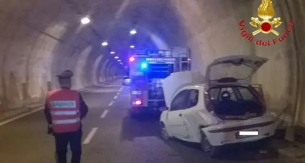 Urto in galleria durante un sorpasso: due feriti