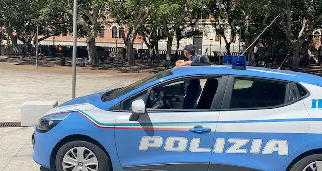 Cagliari. Mangiano tranquillamente la pizza su una panchina e vengono aggrediti