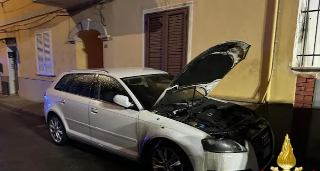 Ennesima auto in fiamme a Olbia, mistero sulle cause