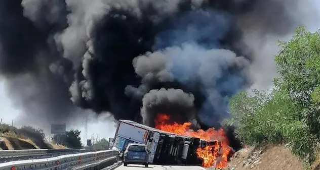 Camion a fuoco sulla 131: ancora in corso le operazioni di recupero