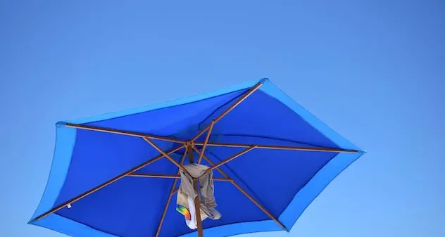 Toscana. Mamma chiede distanziamento in spiaggia per il figlio trapiantato: “Il Covid non esiste”