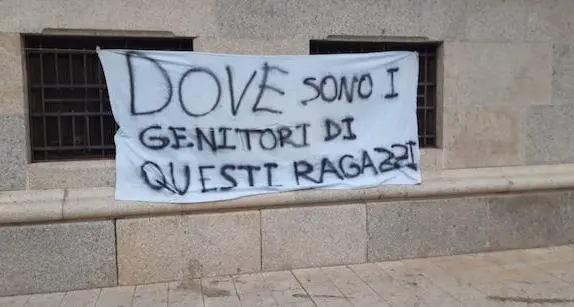 Cagliari. Residenti contro i \"bulli\" di piazza Garibaldi: striscioni per dire basta a risse e aggressioni