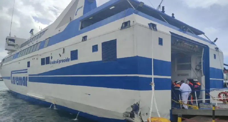 Napoli, nave si schianta contro una banchina al Molo Beverello