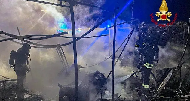 Paura nella notte a Cabras: fiamme in un campeggio