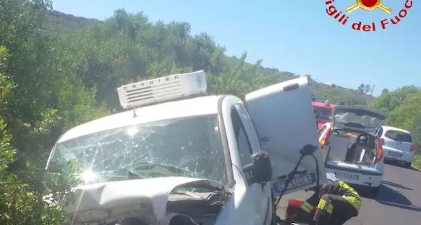 Guard rail trancia in due l'auto: 23enne di Siniscola salvo per miracolo