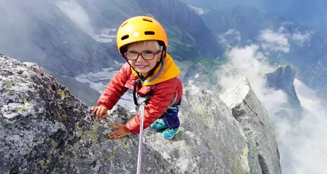 Bambino di 3 anni scala insieme alla famiglia la montagna di Piz Badile